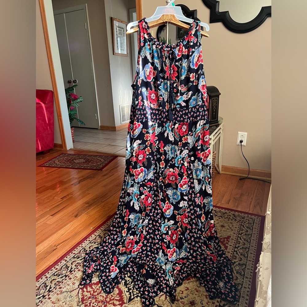 Beautiful floral maxi dress w/ ‘kerchief hem